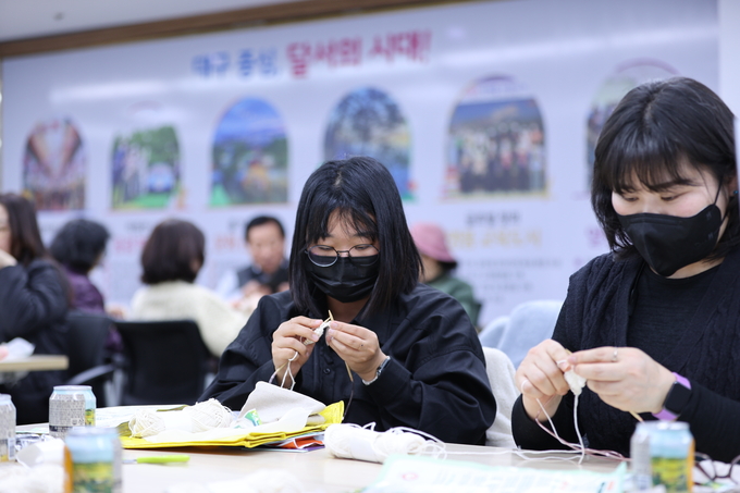 ▲ 24일 오후 대구 달서구청에서 친환경 수세미 만들기 행사가 열린 가운데 참가자들이 뜨개질로 수세미를 만들고 있다.김영환 기자yhk@kyongbuk.com