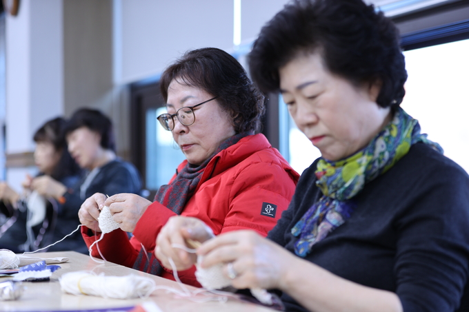 ▲ 24일 오후 대구 달서구청에서 친환경 수세미 만들기 행사가 열린 가운데 참가자들이 뜨개질로 수세미를 만들고 있다.김영환 기자yhk@kyongbuk.com
