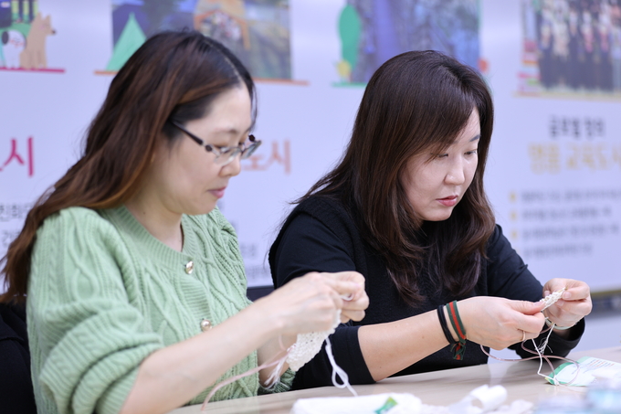 ▲ 24일 오후 대구 달서구청에서 친환경 수세미 만들기 행사가 열린 가운데 참가자들이 뜨개질로 수세미를 만들고 있다.김영환 기자yhk@kyongbuk.com