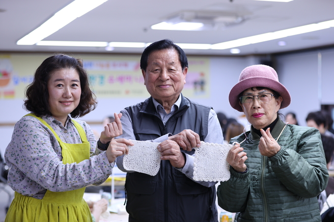 ▲ 24일 오후 대구 달서구청에서 친환경 수세미 만들기 행사가 열린 가운데 참가자들이 뜨개질로 완성된 수세미를 들어보이고 있다.김영환 기자yhk@kyongbuk.com