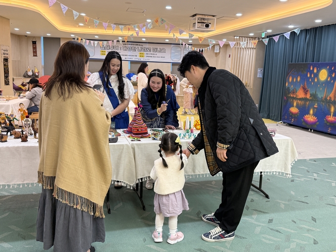 ▲ 포항시가족센터가 22일 센터 1층 다목적가족소통교류공간에서 다문화체험프로그램 ‘컬쳐투어–태국으로 떠나요!’를 운영하고 있다.