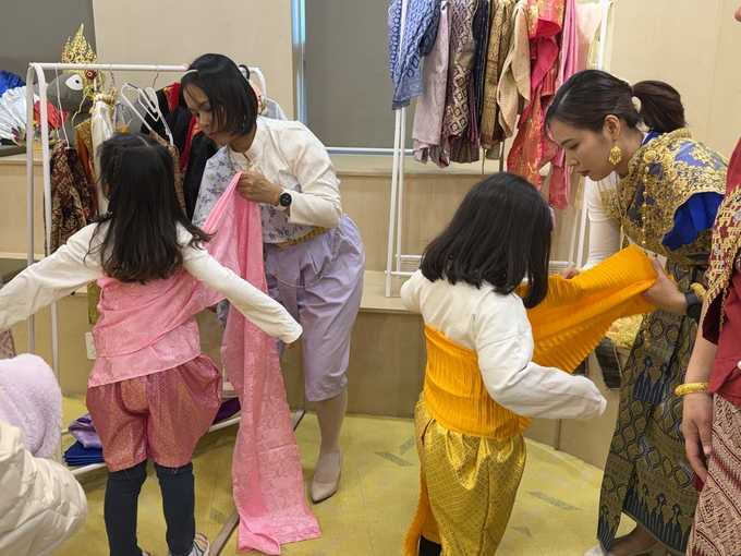 ▲ 포항시가족센터가 22일 센터 1층 다목적가족소통교류공간에서 다문화체험프로그램 ‘컬쳐투어–태국으로 떠나요!’를 운영했다. 태국 전통 의상 착용 모습.