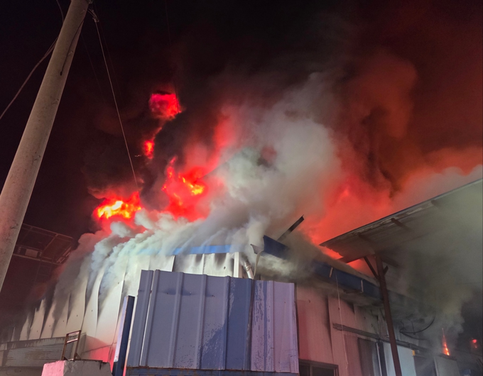 ▲ 24일 오후 10시 59분께  대구 달성군 한 섬유공장에서 불이 나 불길이 치솟고 있다. 대구소방안전본부