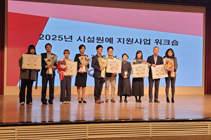 ▲ 영주시가 농림축산식품부의 ‘2025년 시설원예지원사업 지자체 평가’에서 우수상을 받았다. 수상자들 단체 기념사진.