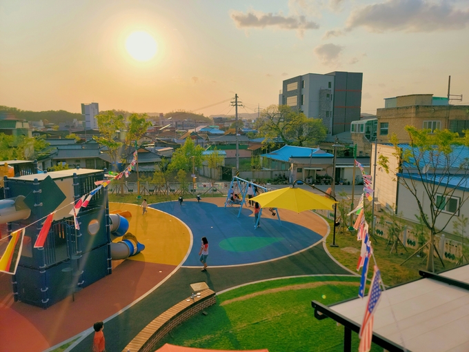▲ 경북 의성군 의성읍 상리리에 위치한 의성키움센터 야외 놀이터에서 아이들이 노을 아래 그네와 미끄럼틀을 이용하며 뛰노는 모습. 김동현 기자 jhass80@kyongbuk.com