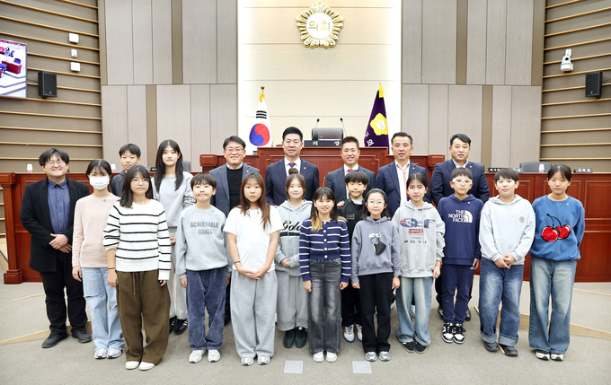 ▲ 24일 성주군의회 본회의장에서 2025 성주군 어린이의회 본회의를 마친 어린이의원들이 도희재 의장을 비롯한 군의원들과 함께 기념촬영을 하고 있다.성주군의회
