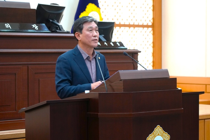 ▲ 25일 영천시의회 제249회 제2차 정례회에서 이갑균 의원이 ‘영천시 행정의 디지털 전환’에 대해서 5분 자유발언을 하고 있다. 영천시의회 제공