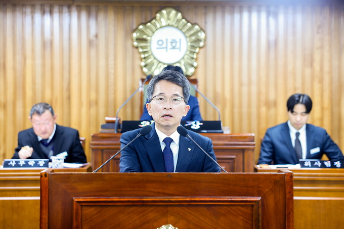 ▲ 유정근 영주시장 권한대행이 제297회 제2차 정례회 제1차 본회의에서 시정연설을 하고 있다