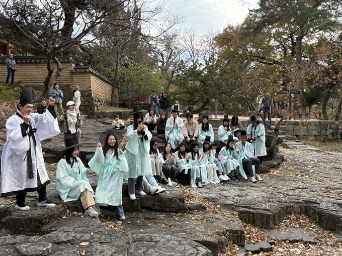 ▲ (사)신라문화원이 23일 경주시 안강읍 옥산서원에서 개최한 ‘세심한 옥산데이트’ 세계유산 체험 프로그램에 참가한 외국인 유학생들이 옥산서원의 자연경관을 즐기며 기념촬영을 하고 있다. 신라문화원