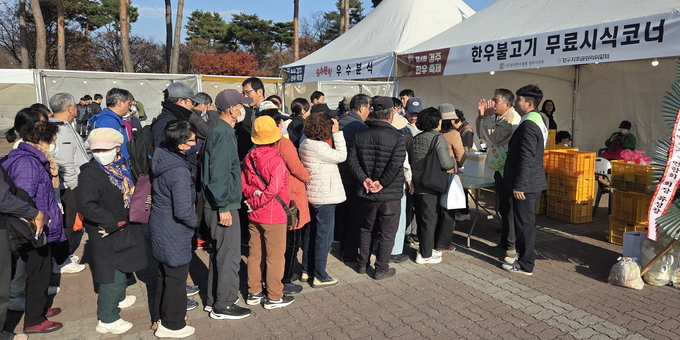 ▲ 지난 21일부터 23일까지 황성공원 타임캡슐광장에서 열린 ‘2025 경주 한우축제’에서 불고기 무료시식 코너 앞에 시민들이 길게 줄을 서며 축제 열기를 더하고 있다. 경주시