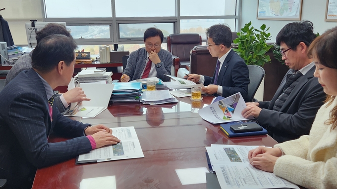 ▲ 유정근 영주시장 권한대행이 25일 국회에서 예결위 간사 박형수 의원에게 햔안 사업을 설명하고 있다.