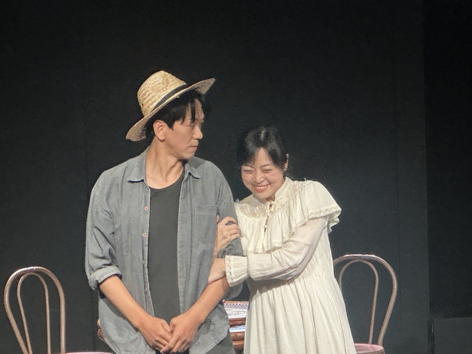 ▲ 대경대 김정근 교수가 연출한 연극 ‘하지의 밤’이 제25회 월드2인극 페스티벌에서 최고 영예인 최우수작품상과 연기상(고훈목 배우, 왼쪽)을 동시에 수상하는 쾌거를 거두었다. 대경대.