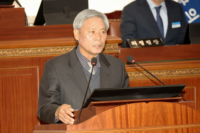 ▲ 24일 의성군의회 본회의장에서 김민주 의원이 배수 불량 농지 개선 필요성을 주제로 5분 자유발언을 진행하며 연단에 서서 마이크 앞에서 발언하고 있다. 의성군의회