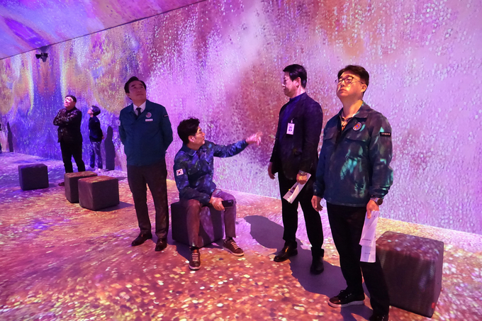 ▲ 경주시의회 문화도시위원회 위원들이 24일 내년 4월 정식 개장을 앞둔 제2동궁원인 ‘라원’을 찾아 현장 점검을 하고 있다. 경주시의회