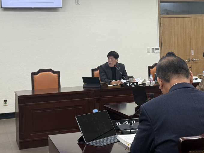 ▲ 25일 오전 열린 북구의회 복지보건위원회 행정사무감사에서 채장식 구의원이 정광진 북구청 자원순환과장에게 질의하고 있다. 이유경 기자