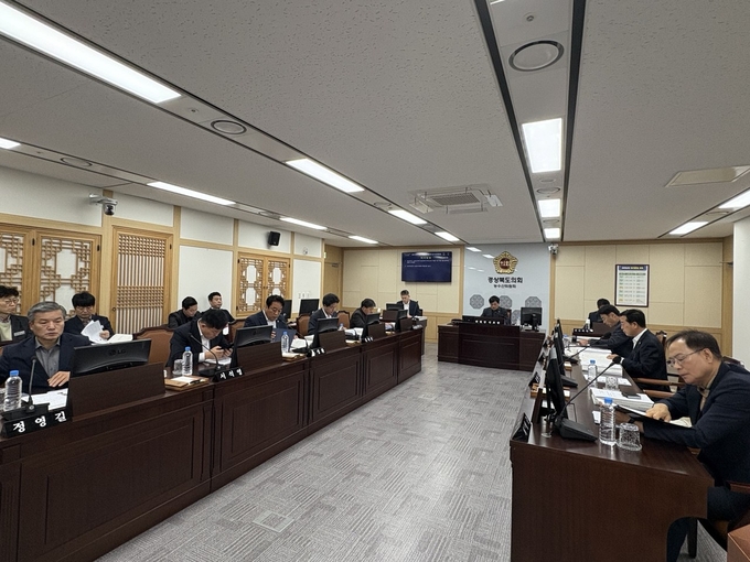 ▲ 25일 경북도의회 농수산위원회가 경북농업기술원의 내년도 예산안에 대한 심사를 하고있다.