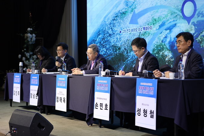 ▲ 2025비즈니스도시포럼이 ‘포항형 혁신 성장 벤처 생태계 조성’을 주제로 25일 경북 포항시 북구 라한호텔 포항에서 열린 가운데 합동토론이 진행되고 있다.김영환 기자yhk@kyongbuk.com