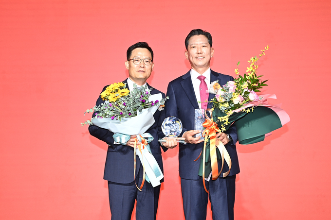 ▲ 25일 구미국가1산단에서 한화시스템 구미사업장 준공식이 열렸다. 김장호 구미시장(오른쪽)과 손재일 한화시스템 대표이사가 상호 감사패를 전달 후 기념촬영 하고 있다. 이봉한 기자