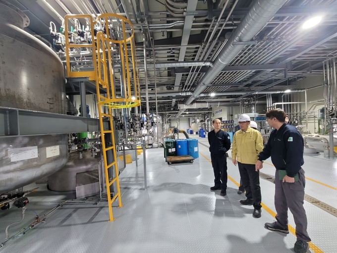 ▲ 김진식 대구지방환경청장(사진 가운데)이 25일 영천 소재 한 사업장에서 유해화학물질 취급시설 안전관리 상태 등을 점검하고 있다. 대구환경청 제공