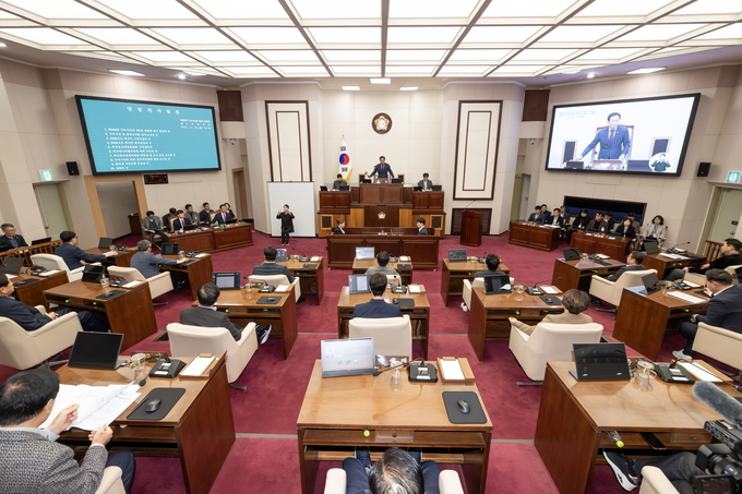 ▲ 박교상 구미시의회 의장이 제 282회 제2차정례회 1차 본회의 개회를 선언하고있다.