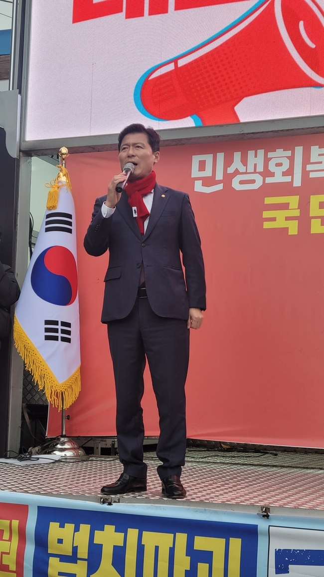 ▲ 구자근 구미갑, 경북도당 위원장이 민생회복 법치수호 국민대회에서 경북이 뭉쳐야 한다고 자유발언을 하고있다. 이봉한기자