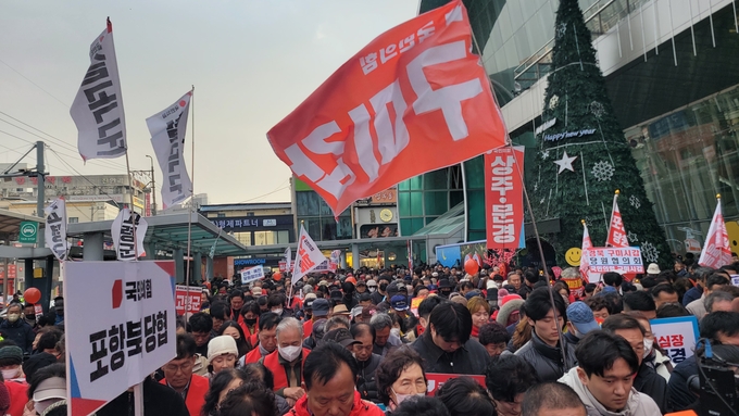▲ 구미역광장에서 열린 민생회복 법치수호 경북 국민대회에 참가한 경북 국민의힘 당원들. 이봉한기자
