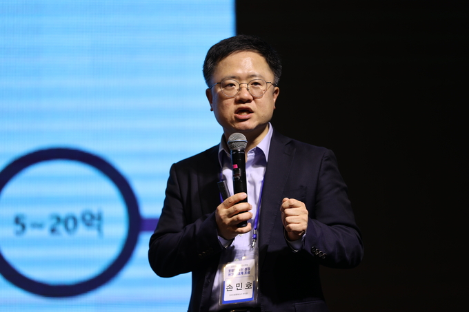 ▲ 2025비즈니스도시포럼이 ‘포항형 혁신 성장 벤처 생태계 조성’을 주제로 25일 경북 포항시 북구 라한호텔 포항에서 열린 가운데 손민호 인라이트번쳐스(주)부사장이 주제발표를 하고 있다.김영환 기자yhk@kyongbuk.com