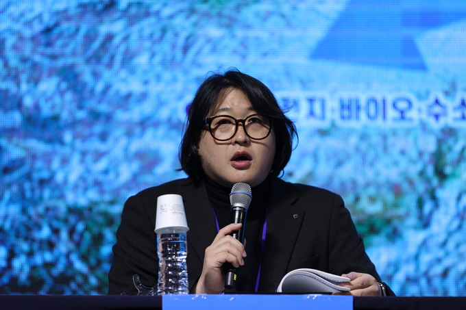 ▲ 2025비즈니스도시포럼이 ‘포항형 혁신 성장 벤처 생태계 조성’을 주제로 25일 경북 포항시 북구 라한호텔 포항에서 열린 가운데 합동토론에서 김민주 와이앤아처 주식회사(액셀러레이터)파트장이 발언하고 있다.김영환 기자yhk@kyongbuk.com