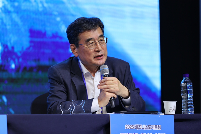 ▲ 2025비즈니스도시포럼이 ‘포항형 혁신 성장 벤처 생태계 조성’을 주제로 25일 경북 포항시 북구 라한호텔 포항에서 열린 가운데 합동토론에서 성형철 (주)니나 이사가 발언하고 있다.김영환 기자yhk@kyongbuk.com